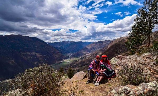 Equipo y viajeros de Peru Sun Moon Tours en los Andes de Cusco