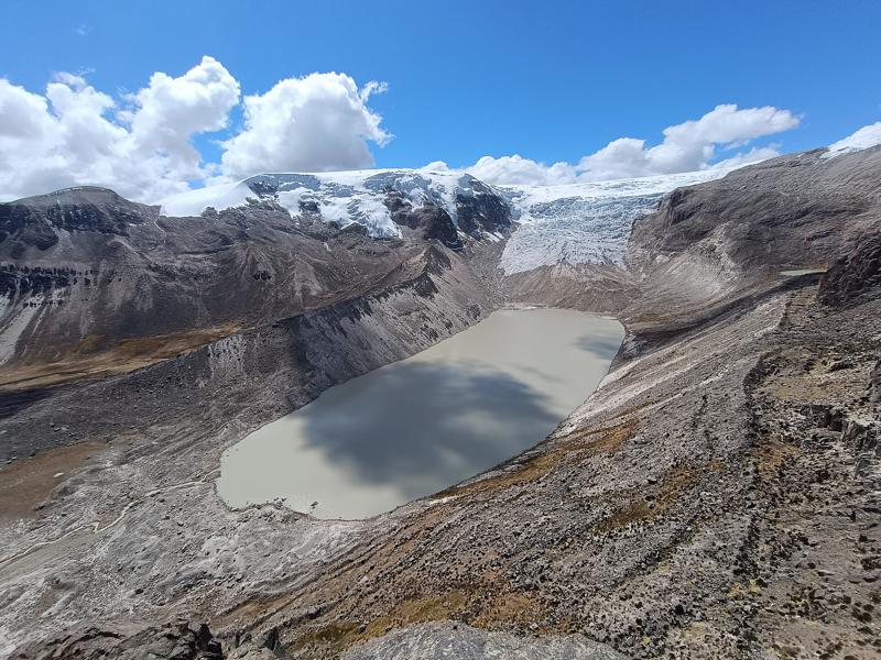 Lago Qori Kalis formado por el deshielo de la capa de hielo de Quelccaya.jpg