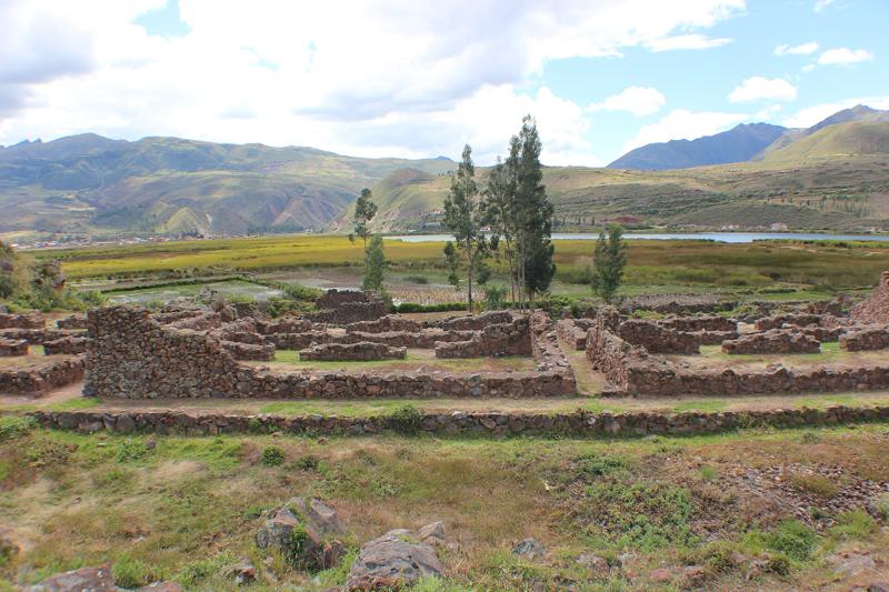 Centro arqueológico Piquillacta - Vista Desde Carretera.jpg