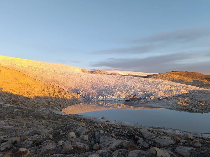 Lago en formación al pie de la capa de hielo de Quelccaya.jpg