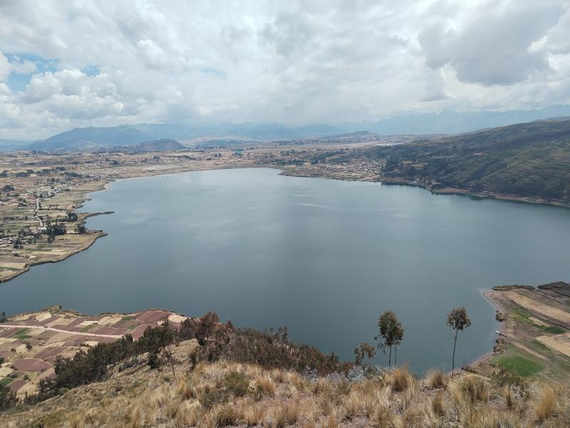 Laguna de Piuray vista desde el Mirador de Ocutuan.jpg